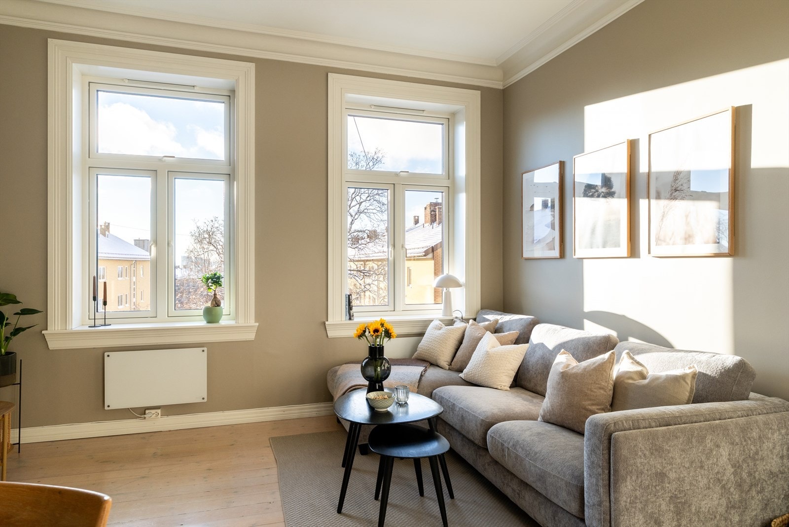 Stuen fremstår lys med store vinduer vendt mot sør og en svært generøs takhøyde Galleribilde