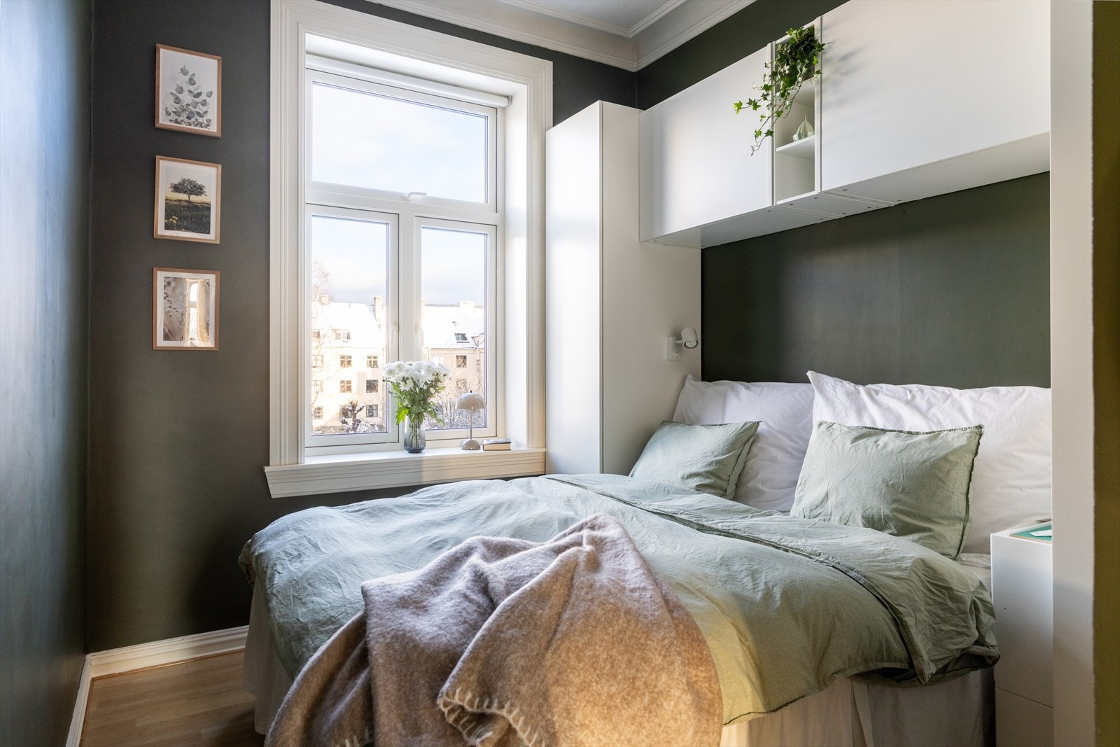 En lunt og koselig soverom med god plass til dobbeltseng Galleribilde