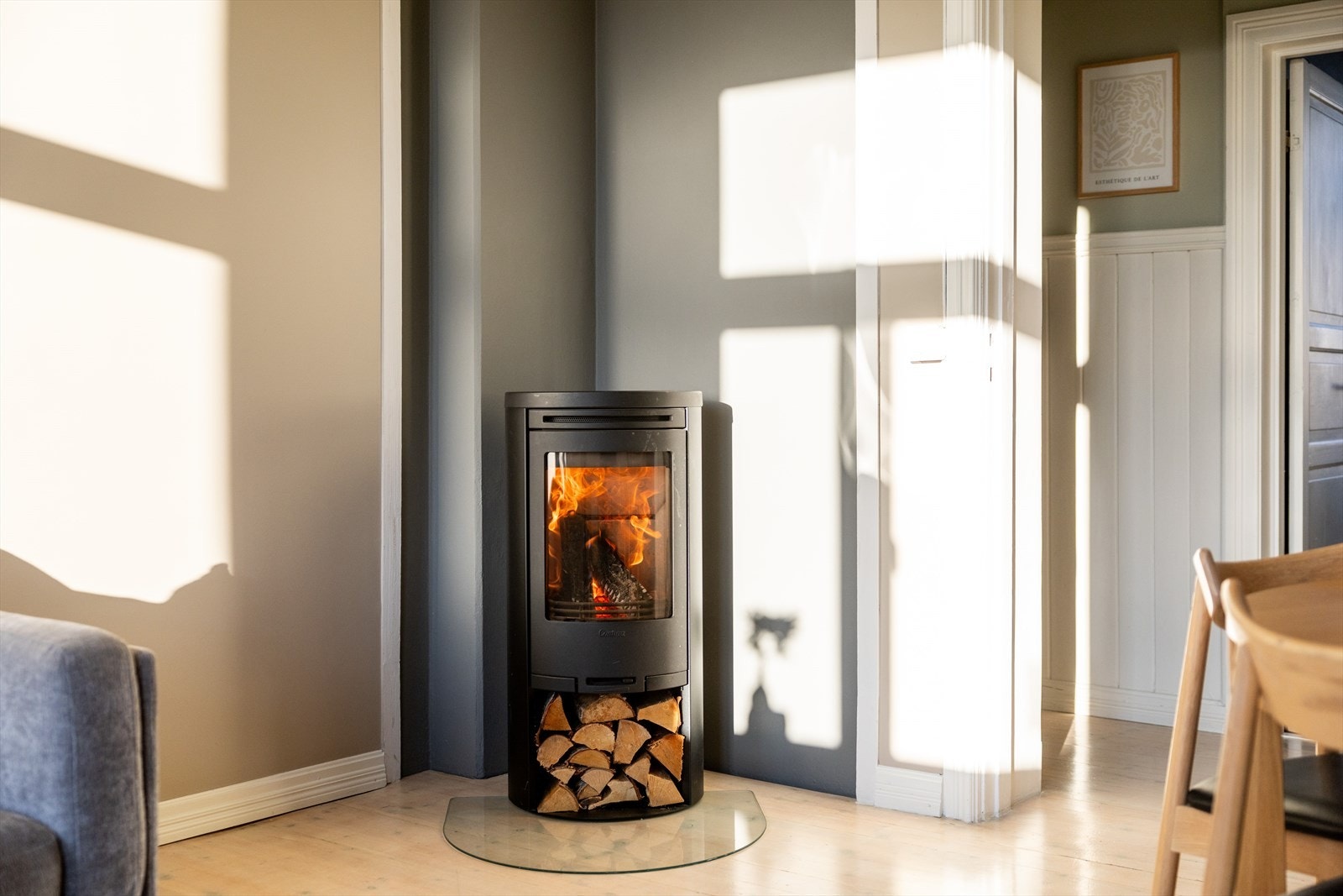 I hjørnet er det montert en peisovn, som varmer godt på kalde vinterdager Galleribilde