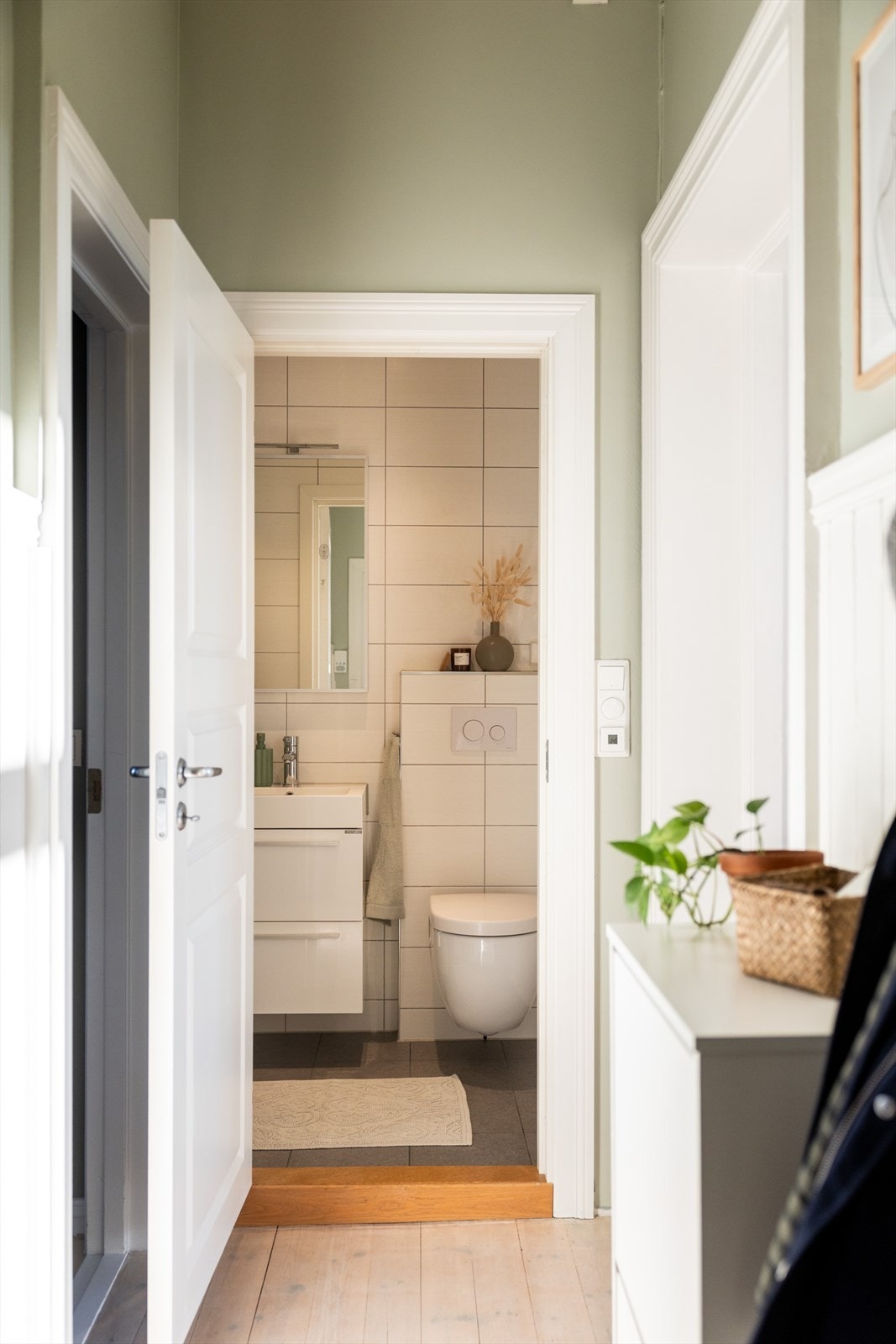 Entréen er et knutepunkt i leiligheten med adkomst til alle rom Galleribilde