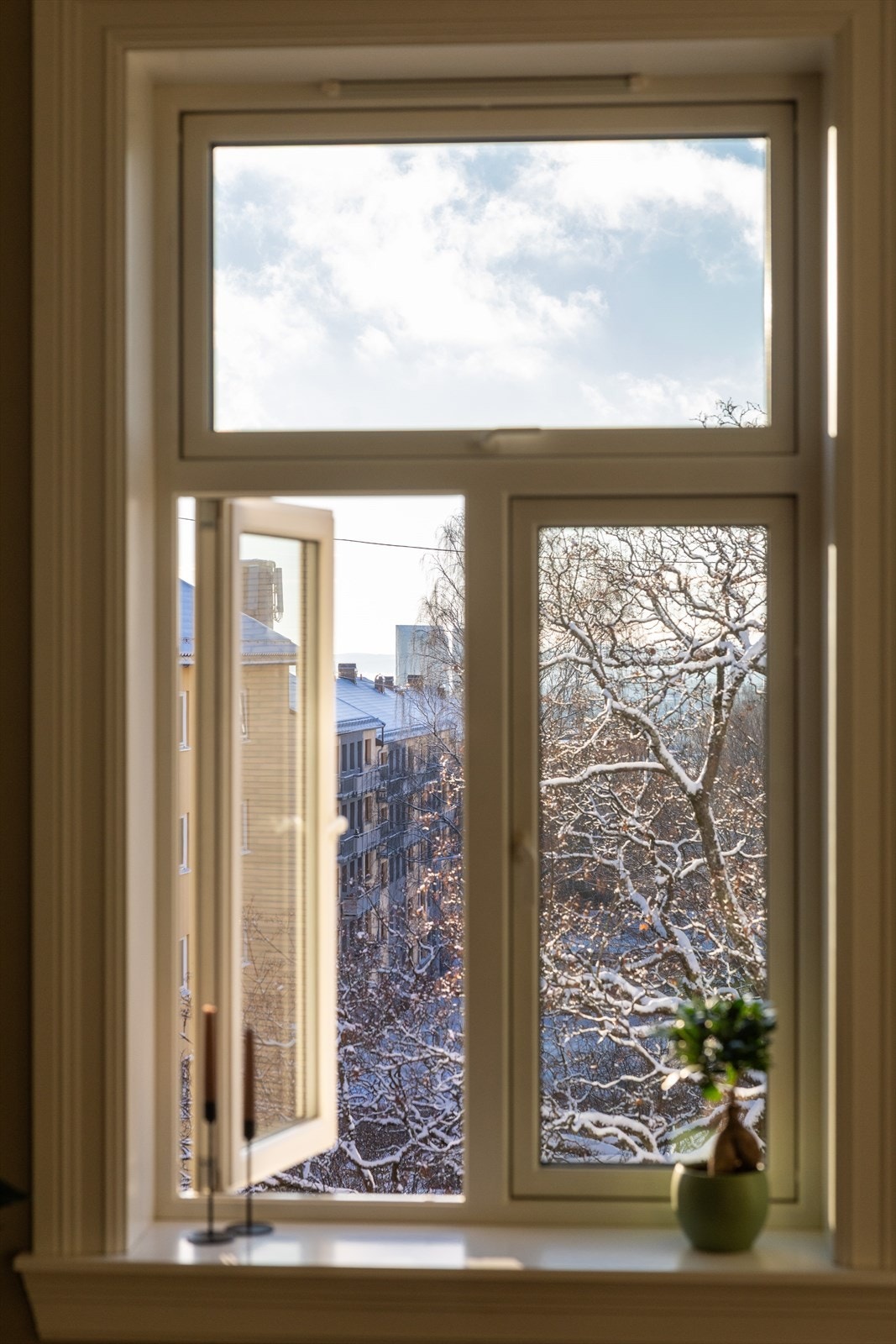 Dype vinduskarmer i vinduer fra 2019 Galleribilde