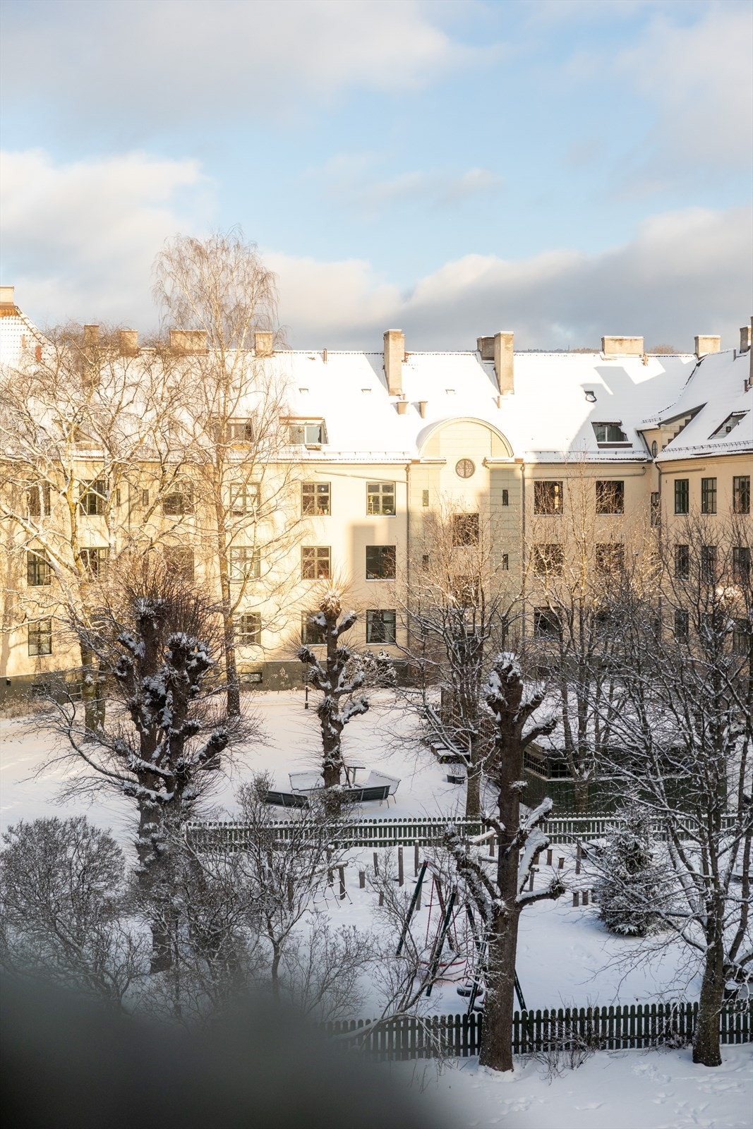 Rommet ligger vendt mot bakgården og Italiagården, samt ligger rolig og skjermet til. Galleribilde