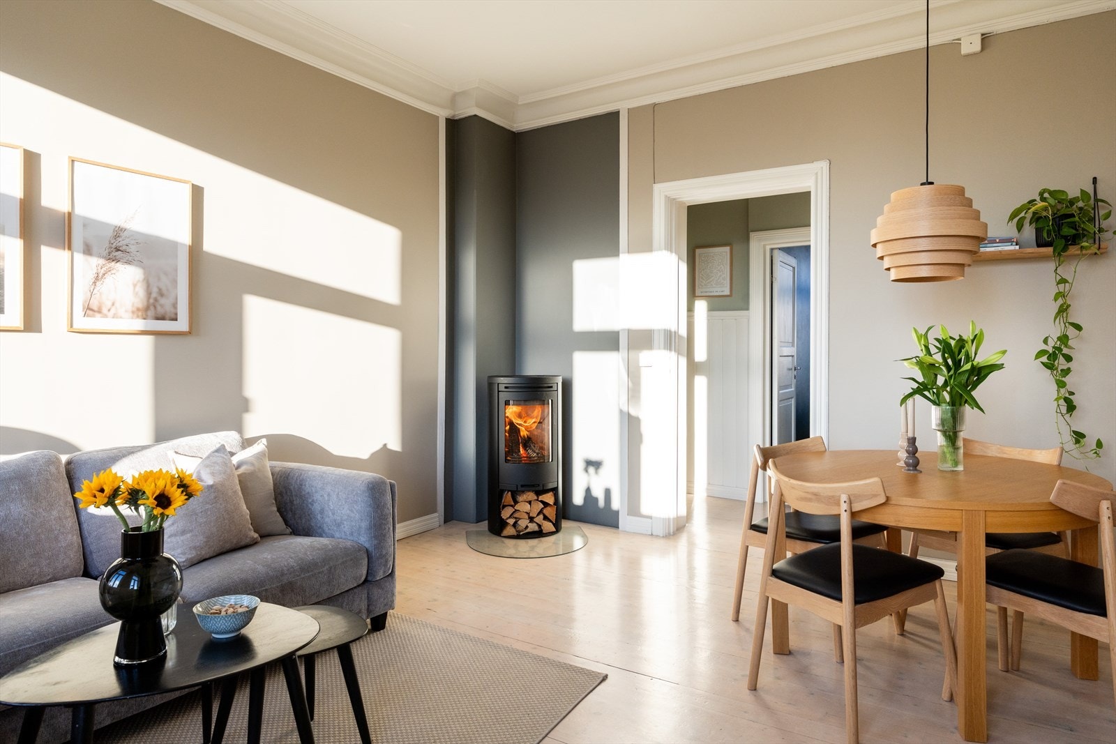 Nydelig og flott stue som virkelig gir en god romfølelse. Galleribilde