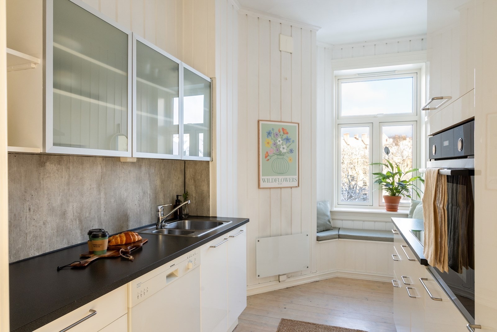 Tidløst kjøkken i separat rom Galleribilde