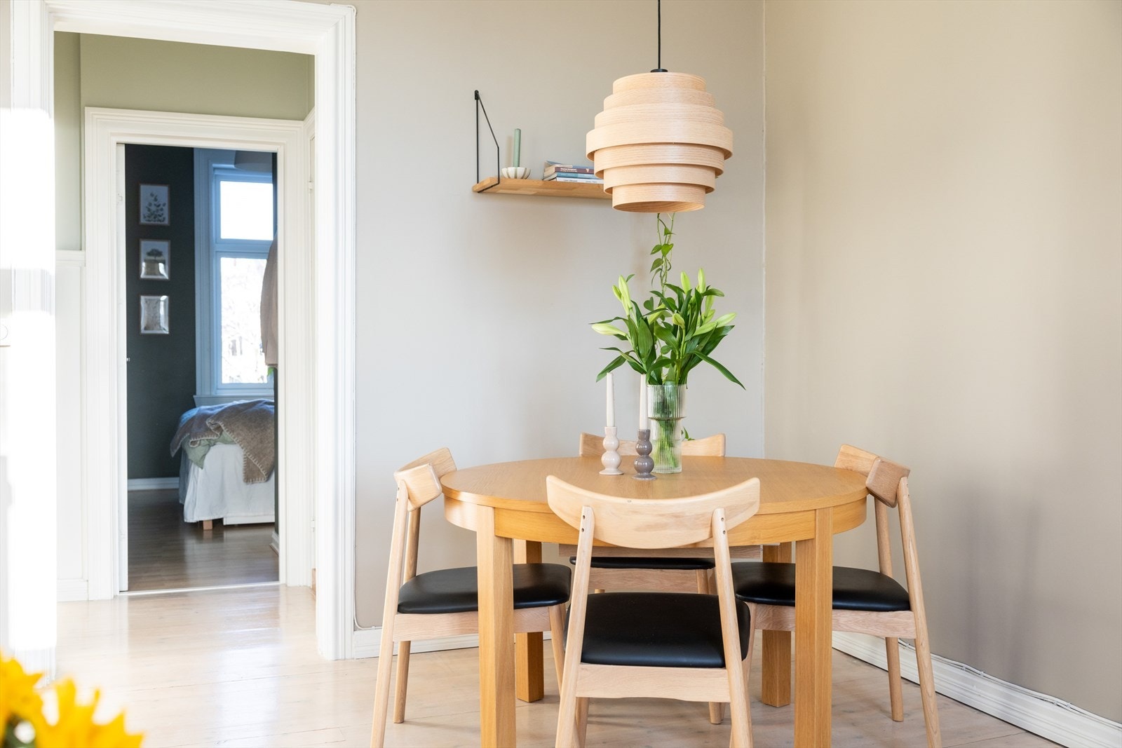 Det er god plass til sofaløsning og spisebord Galleribilde