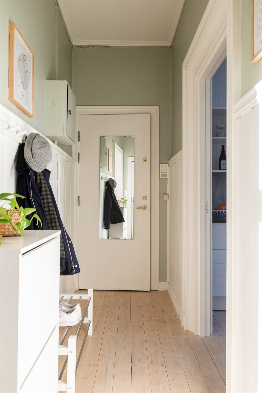 I tillegg disponerer leiligheten en kjellerbod på ca. 10 kvm og en loftsbod på ca. 4 kvm Galleribilde