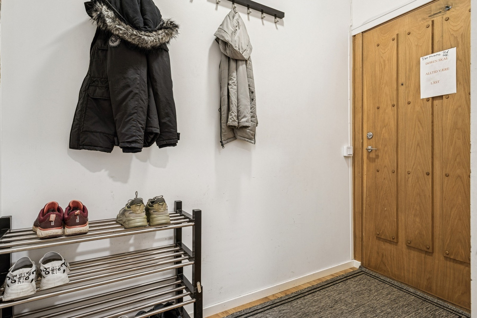 Inngansparti med god plass til å henge fra seg yttertøy. Galleribilde