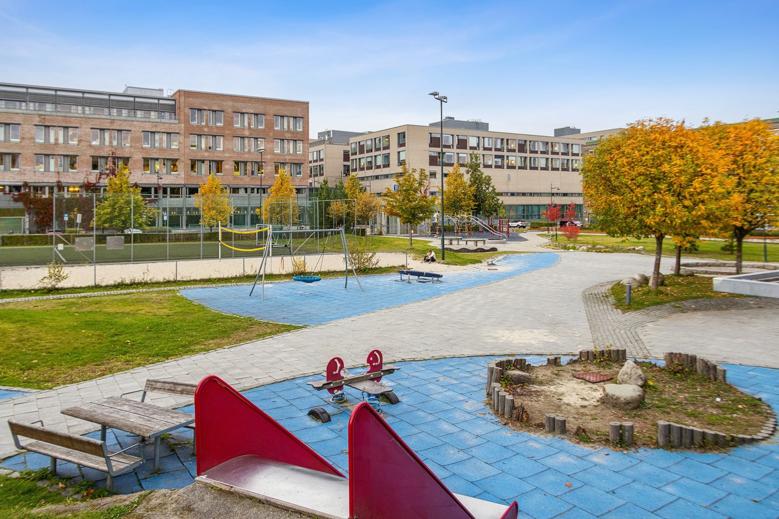 Boligen ligger kort vei fra byen studiesteder som NTNU Gløshaugen og Handelshøyskolen BI. Galleribilde