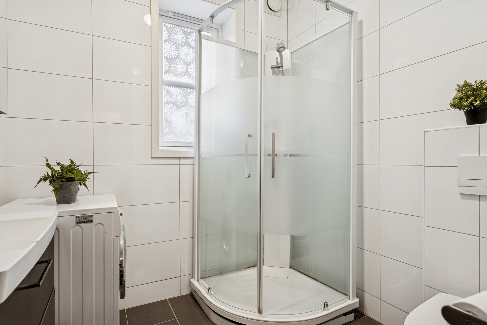 Her får du også opplegg for vaskemaskin som bidrar til en praktisk hverdag. Galleribilde