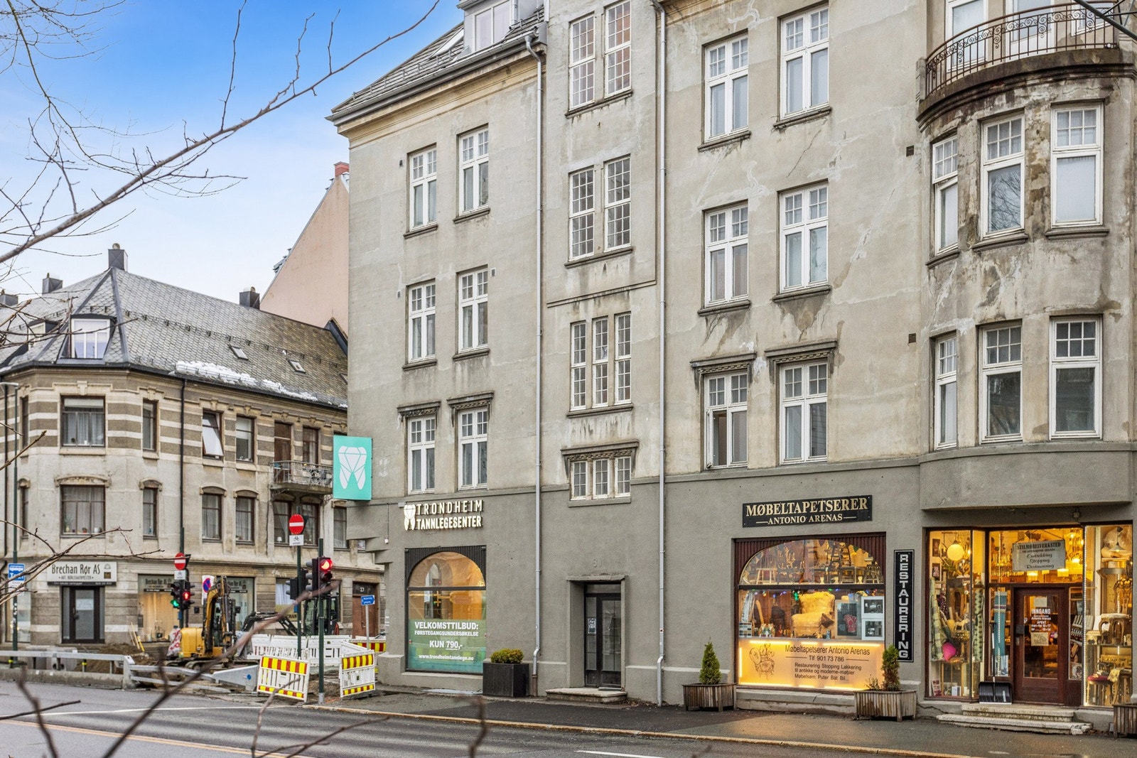 Området har svært gode kollektivforbindelser med nærmeste bussholdeplass kun 2 minutters gange unna. Galleribilde