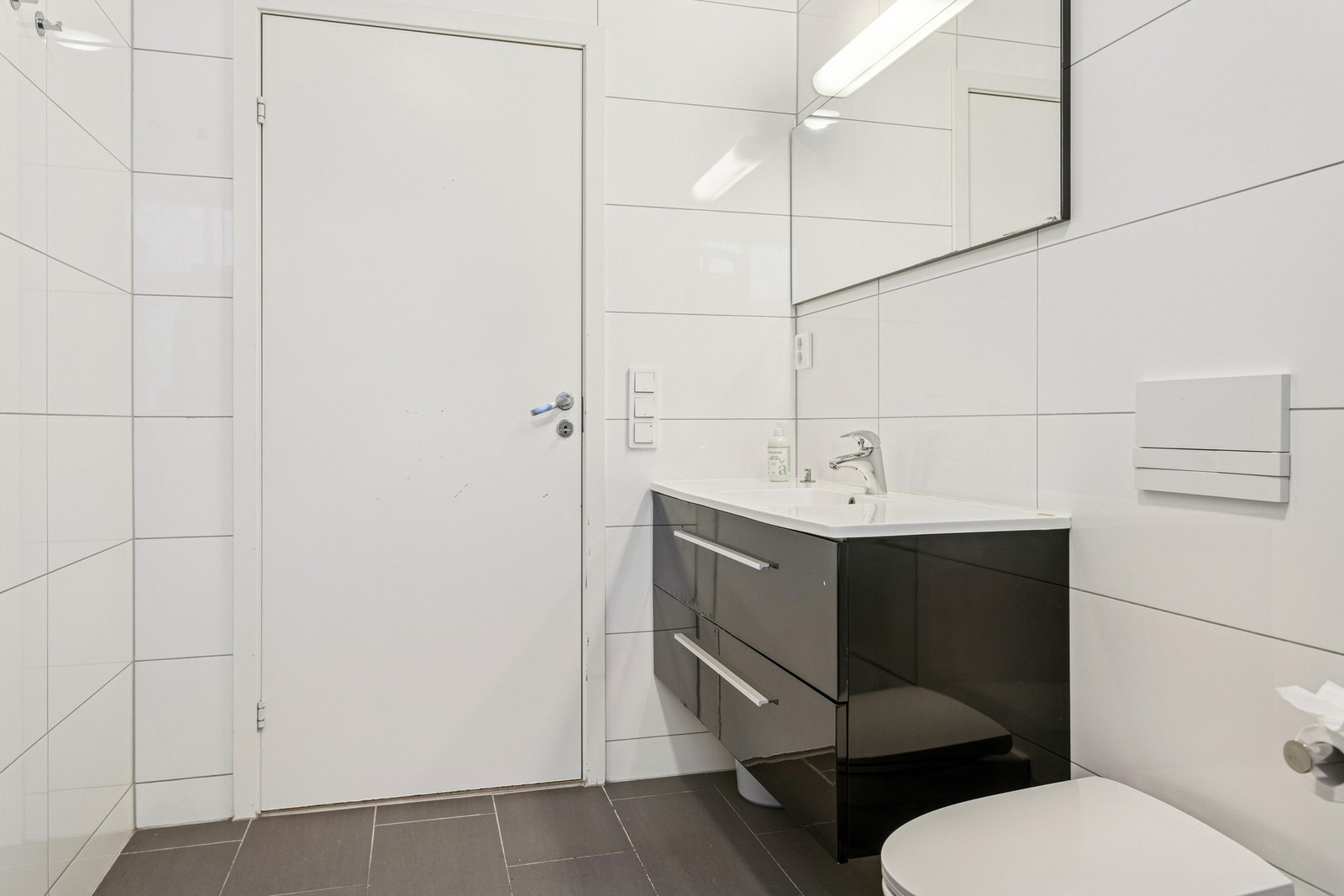 Her får du vegghengt servantinnredning, vegghengt toalett, dusjkabinett og gullvarme. Galleribilde