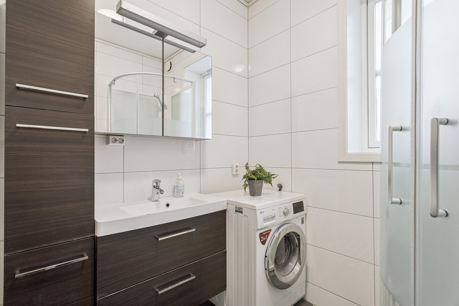 Baderom nr. 2 måler 6 kvm har flislagt gulv med varme. Galleribilde