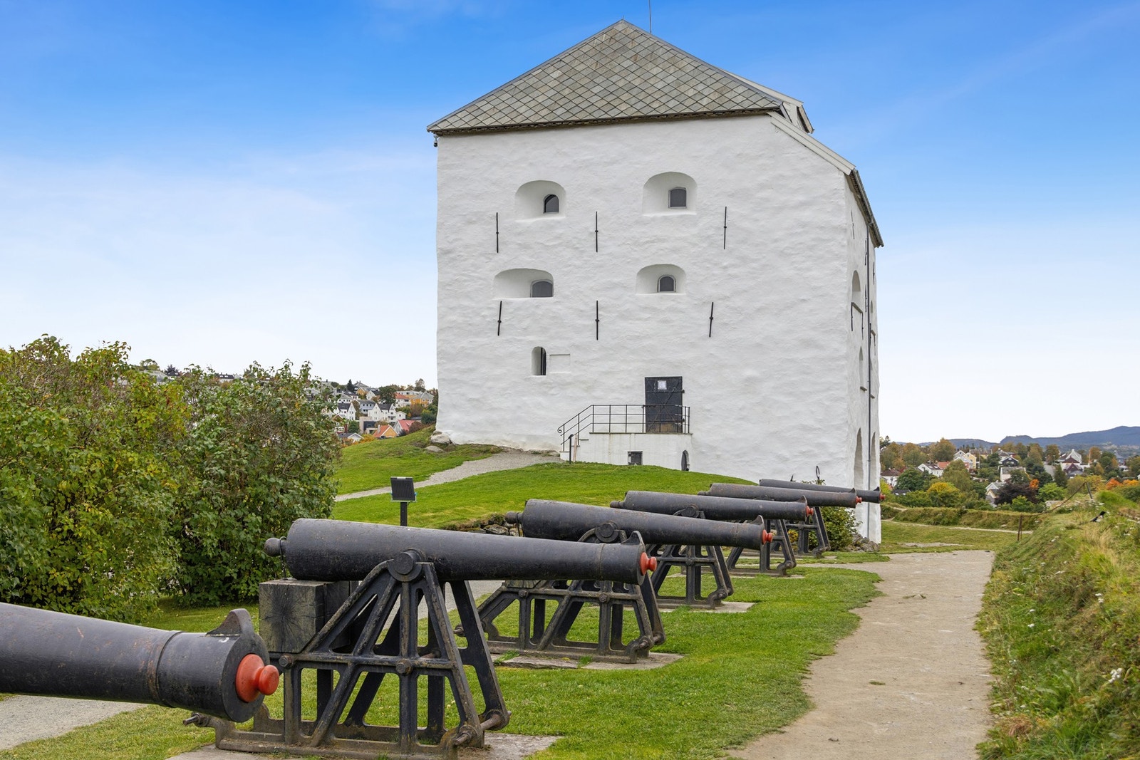 Elgeseter tilbyr mer enn bare bylivet. Like ved finner man vakre grøntområder man fint kan nyte på solfylte dager, med flotte turstier langs Nidelven og andre nærliggende parker. Galleribilde