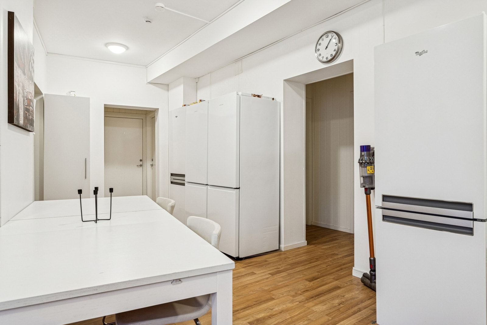 Her er det god plas til spisebord, kjøleskap og tilhørende møblement. Galleribilde