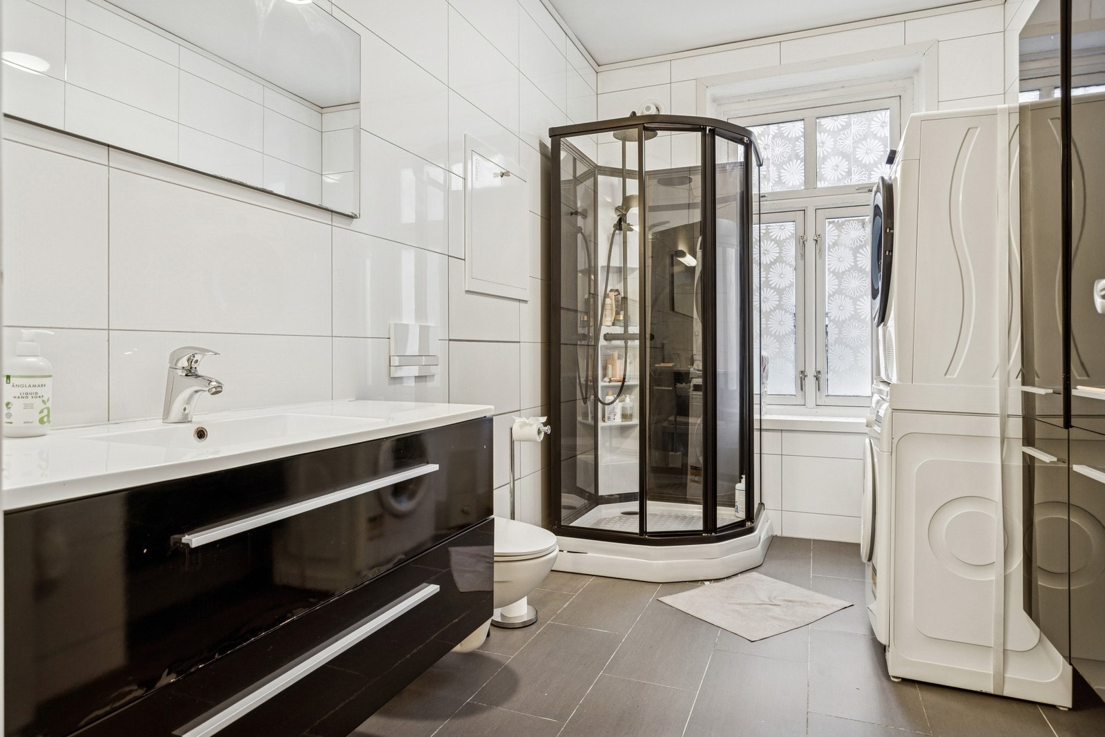 Boligen har to baderom av god størrelse. Baderom nr. 1 måler 7 kvm. Galleribilde