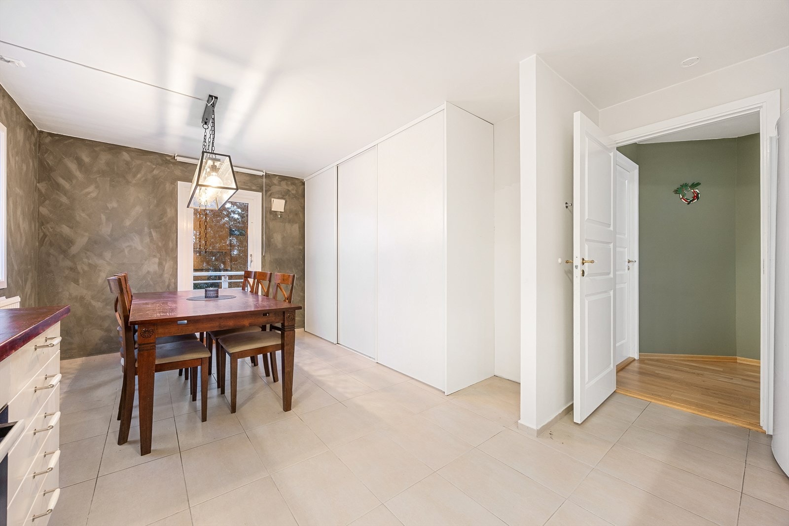 Fra spiseplassen er det direkte utgang til leilighetens andre balkong. Galleribilde