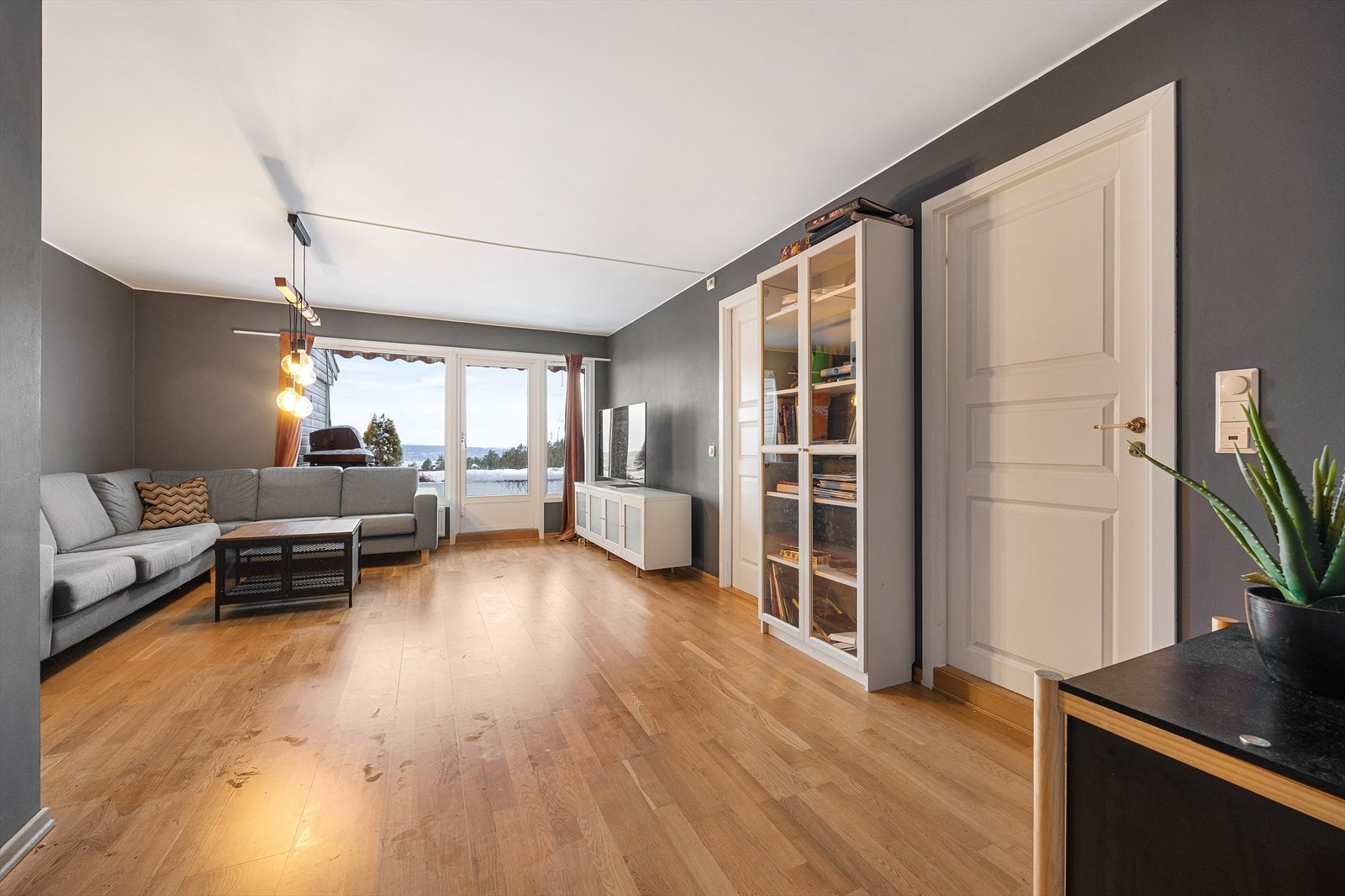 Meget romslig stue med god plass til å sittegrupper. Galleribilde