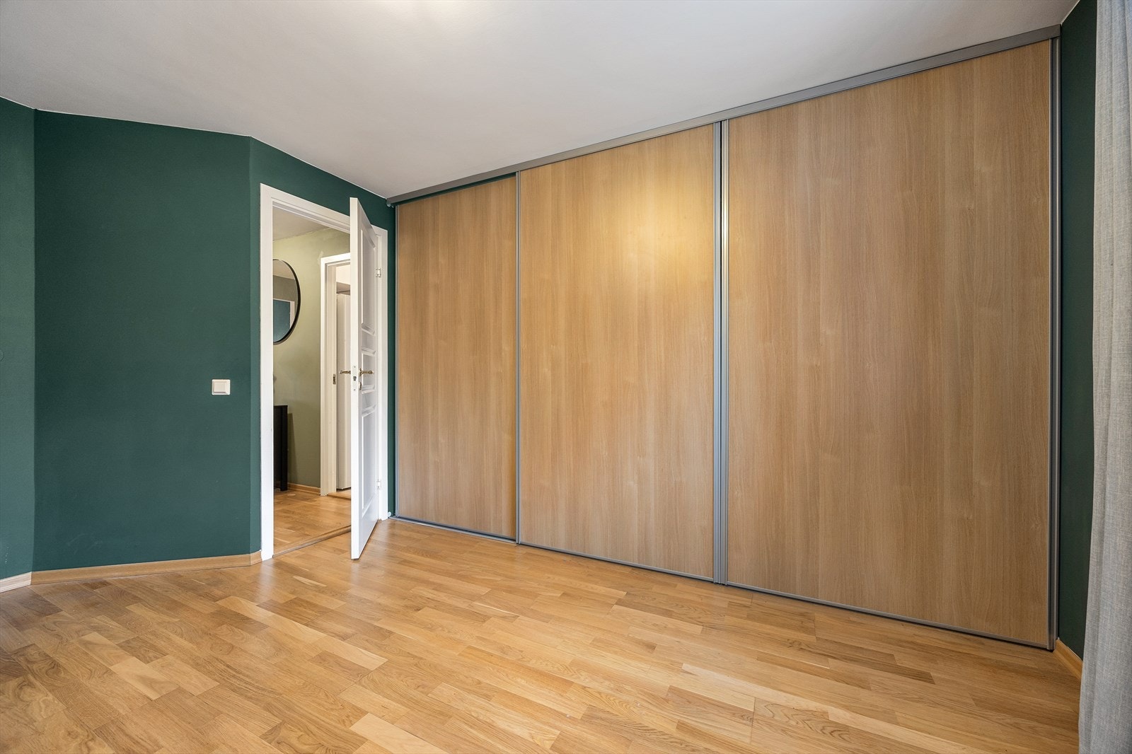 En stor skyvedørsgarderobe er montert for effektiv oppbevaring. Galleribilde