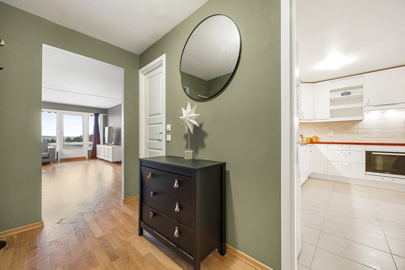 Entréen binder sammen kjøkken, stue og soveromsfløy på en funksjonell måte. Galleribilde