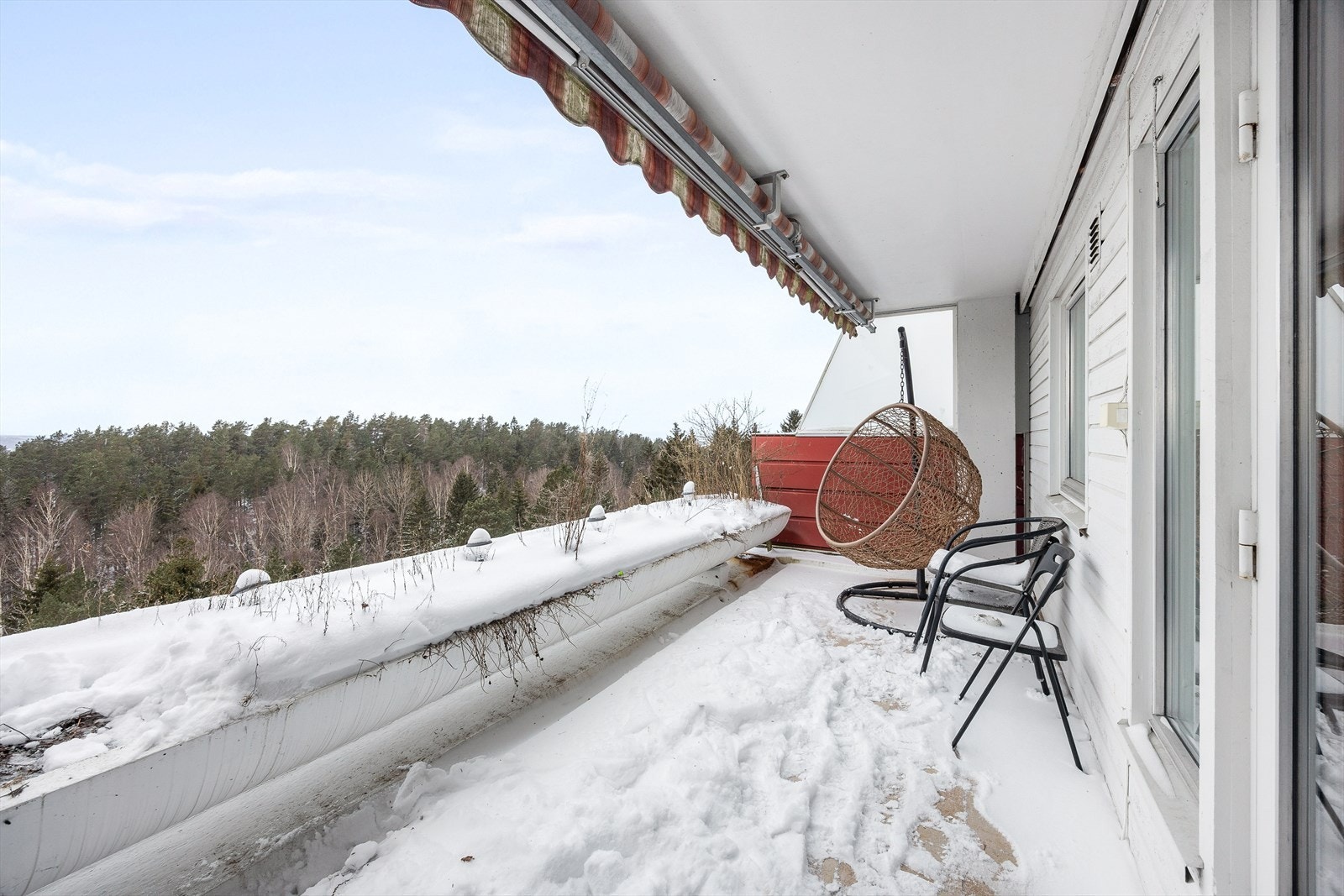Balkongen er overbygget og har god plass til en sittegruppe. Galleribilde