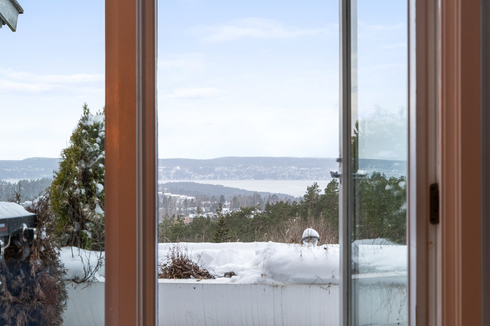 Utsikten blir en naturlig del av stuen gjennom de store vindusflatene. Galleribilde