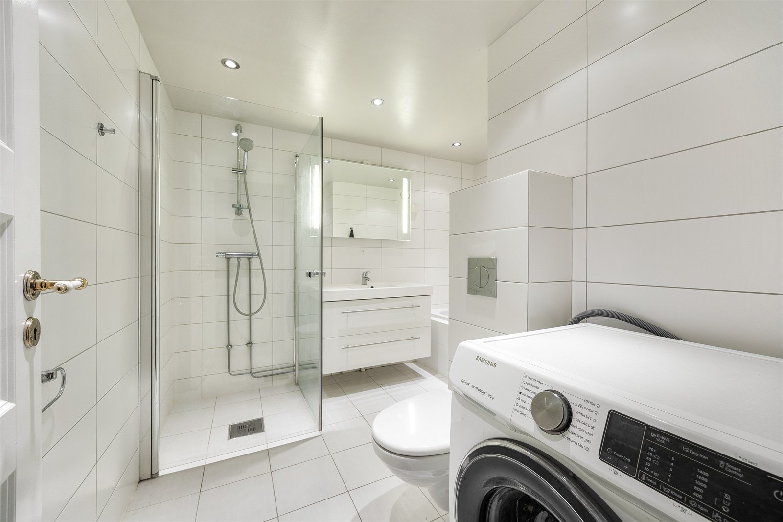 Leilighetens hovedbad er helfliset og utstyrt med både dusjnisje og badekar. Galleribilde