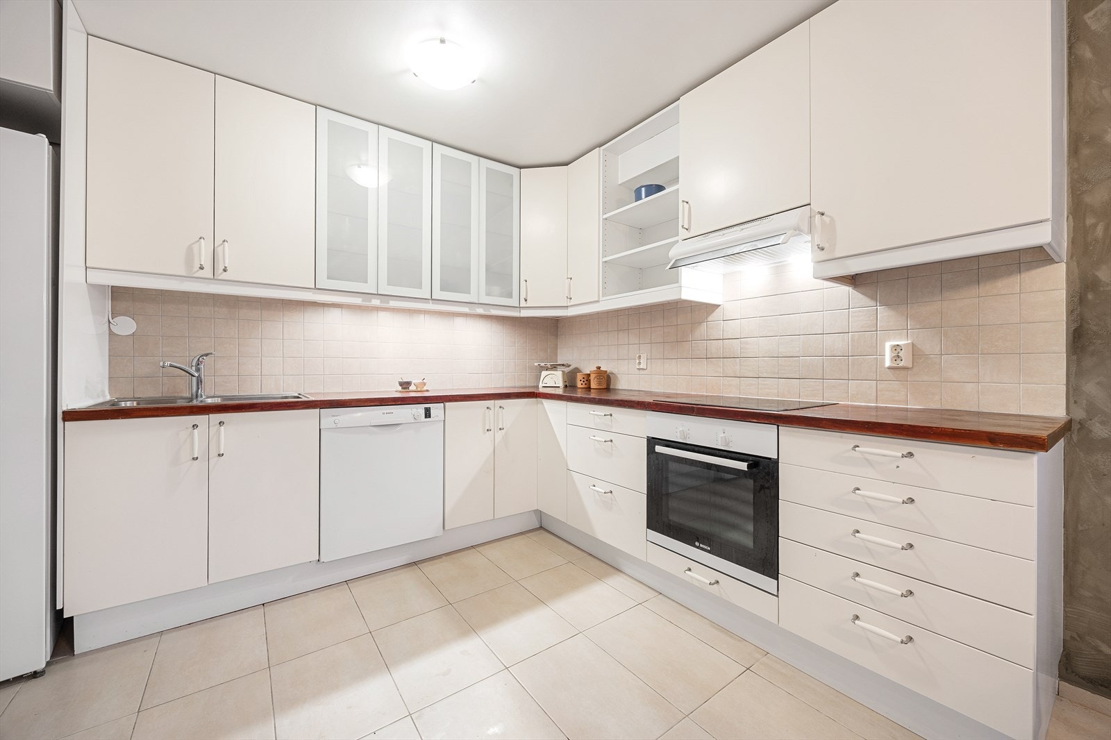 Kjøkkenet er utstyrt med nedfelt koketopp, stekeovn og oppvaskmaskin. Galleribilde