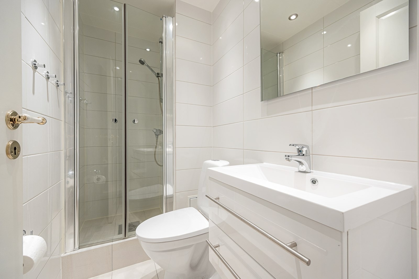 Bad/wc 2 med dusj, servant og toalett. Galleribilde