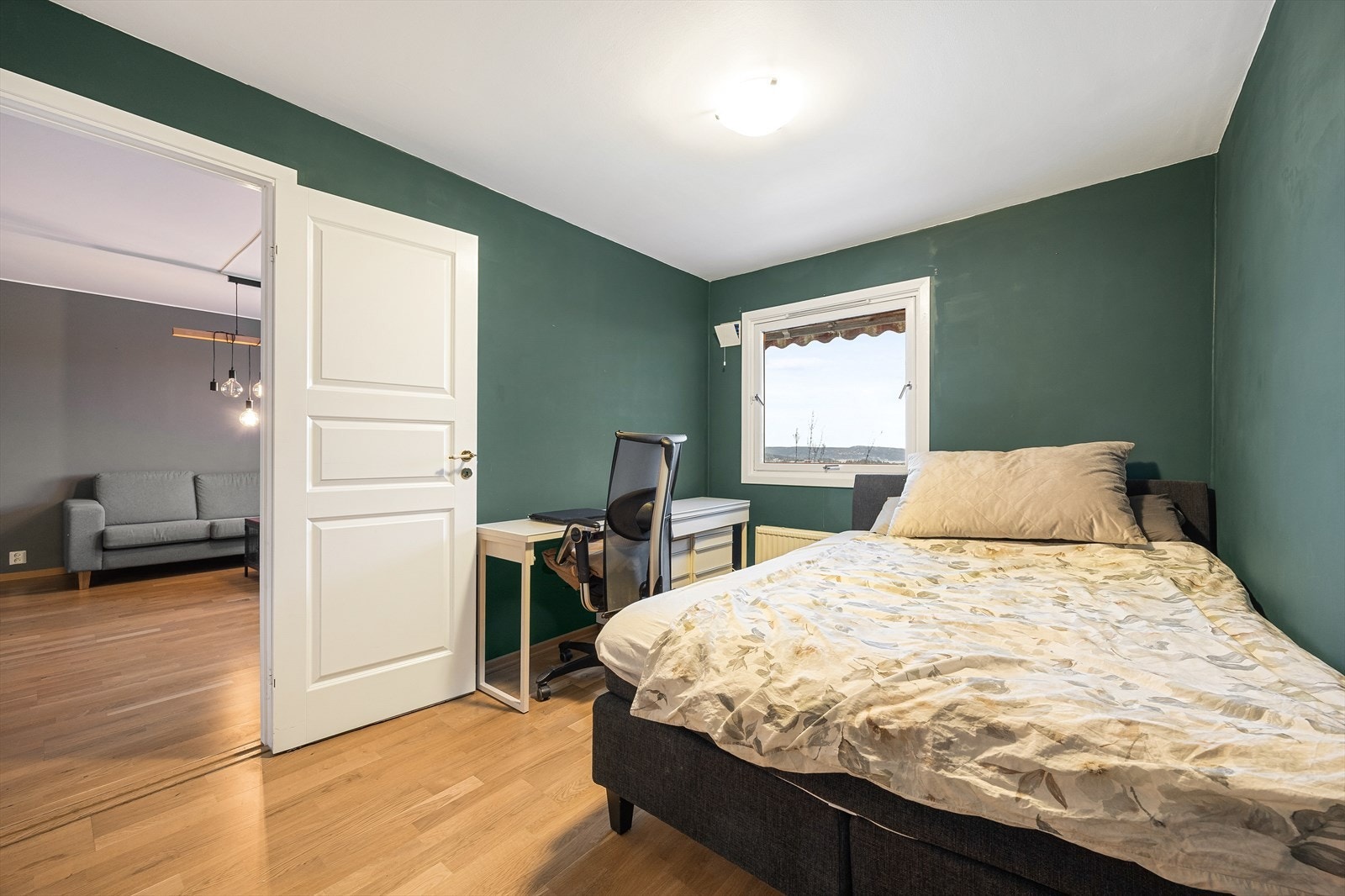 Det første soverommet har god plass til seng og en egen kontorløsning. Galleribilde