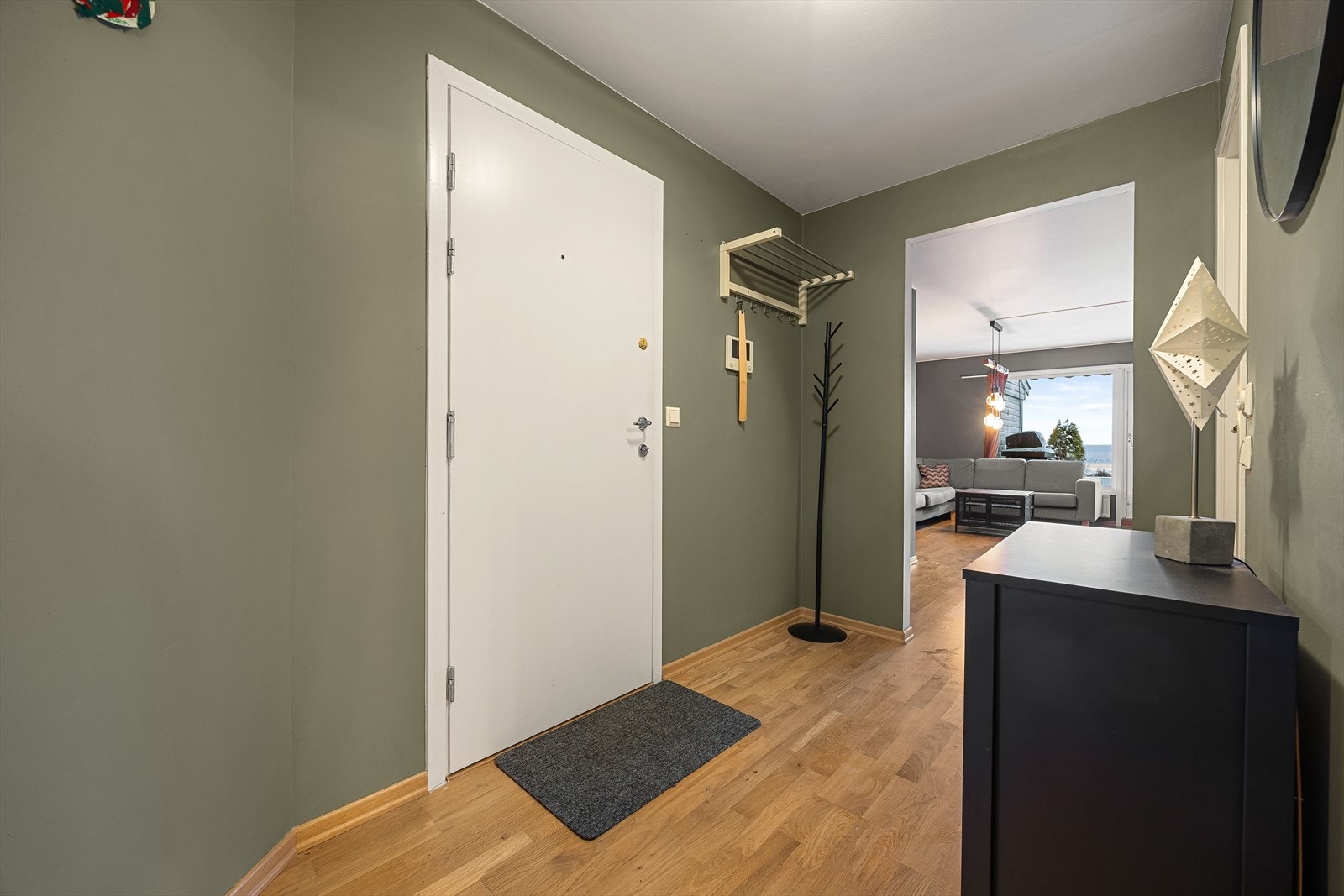 Romslig entré med plass til oppbevaring av yttertøy og sko. Galleribilde