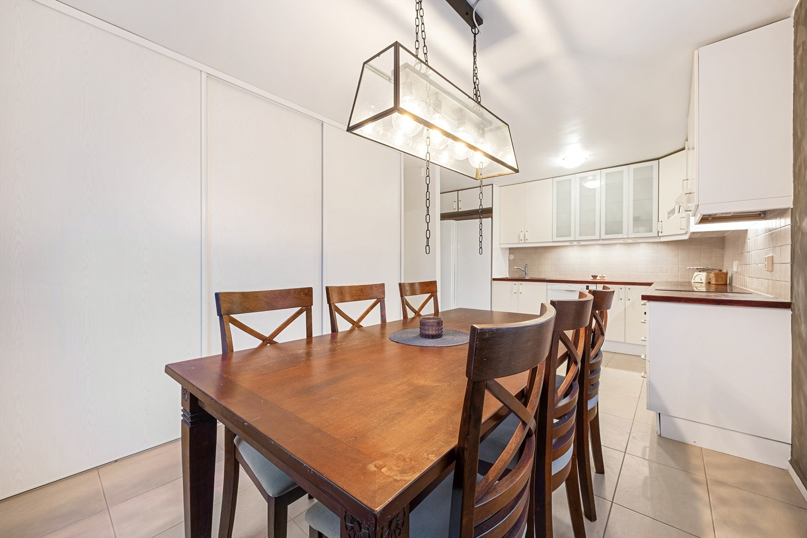 Spiseplassen på kjøkkenet blir et naturlig samlingspunkt for måltider. Galleribilde