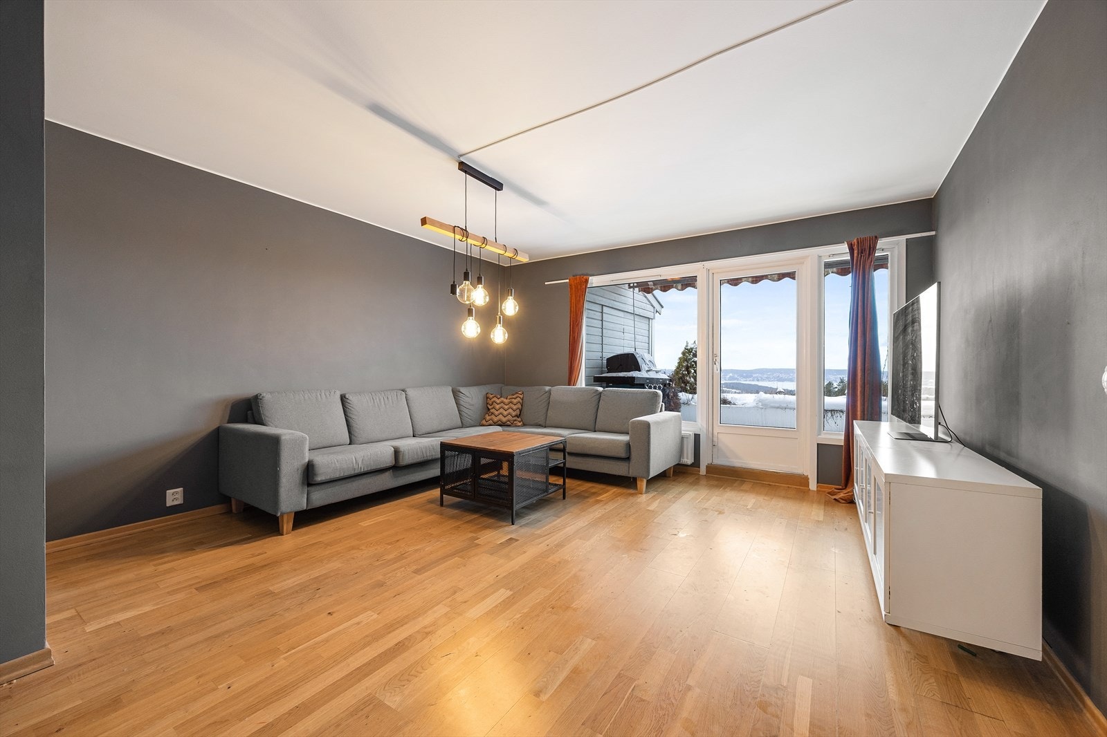 Rommets utforming gir god plass og fleksibilitet for møblering av en stor sofagruppe. Galleribilde