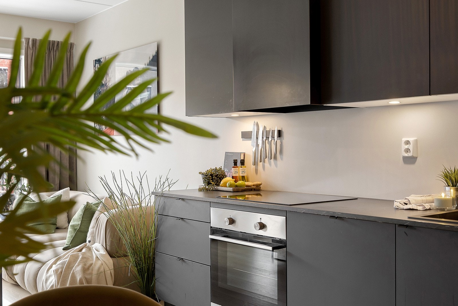 Kjøkkeninnredning med integrert stekeovn, koketopp, oppvaskmaskin og kjøleskap/frys Galleribilde