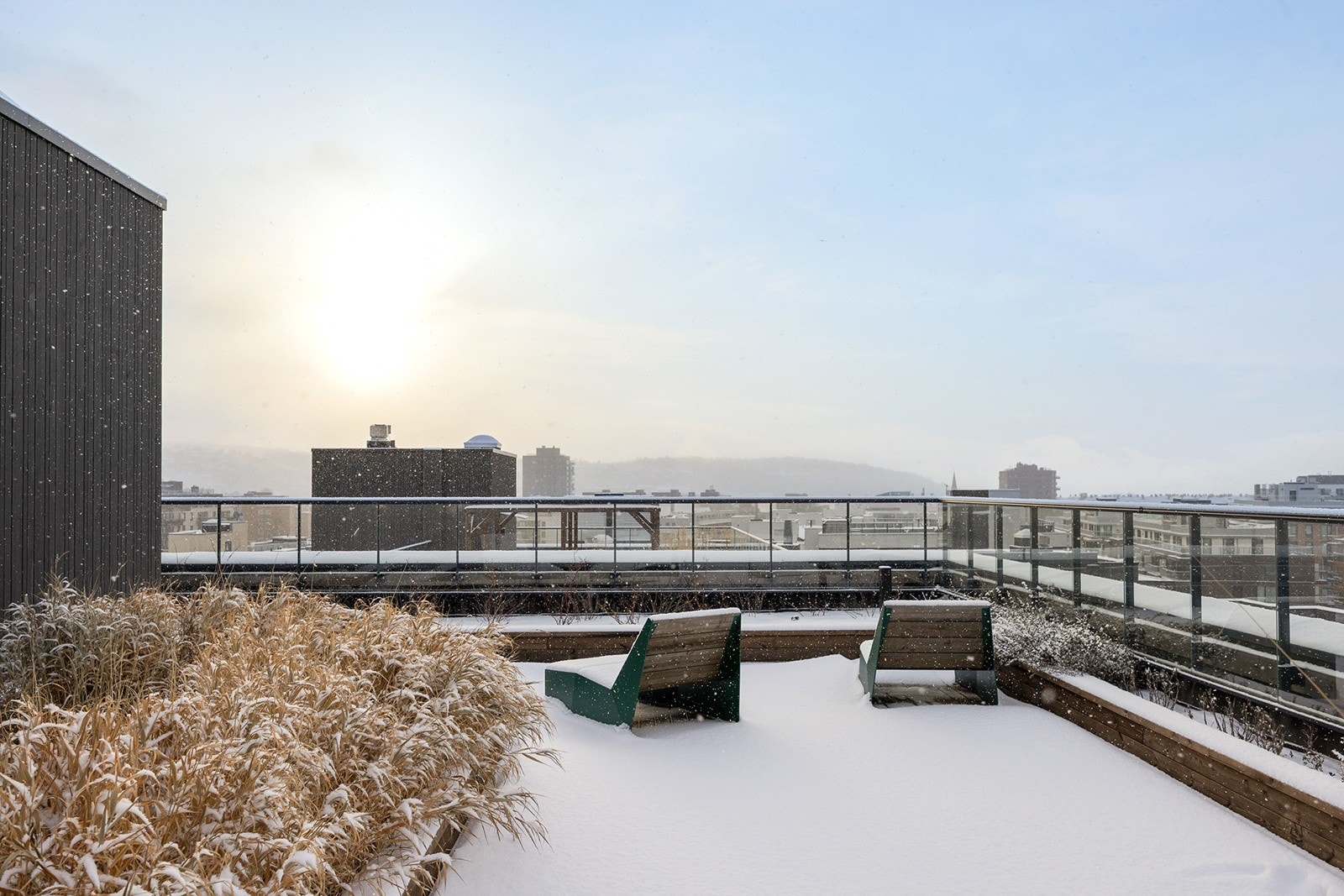 Imponerende utsikt og gode solforhold på felles takterrasse Galleribilde