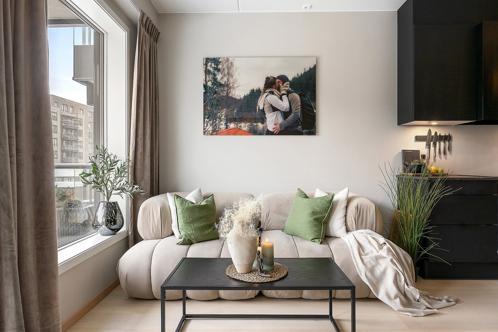 1-stavs eikeparkett på gulv og malte slette vegger Galleribilde