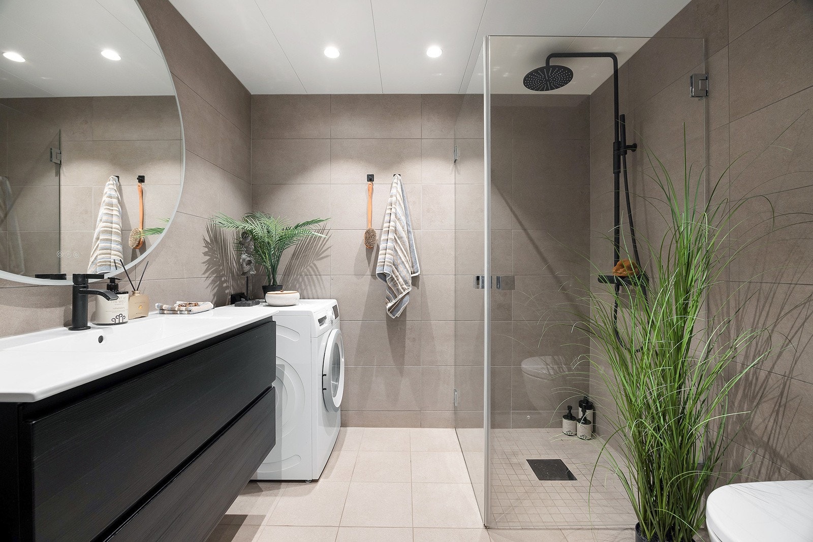 Delikat baderom med varme i gulv og downlights i tak Galleribilde