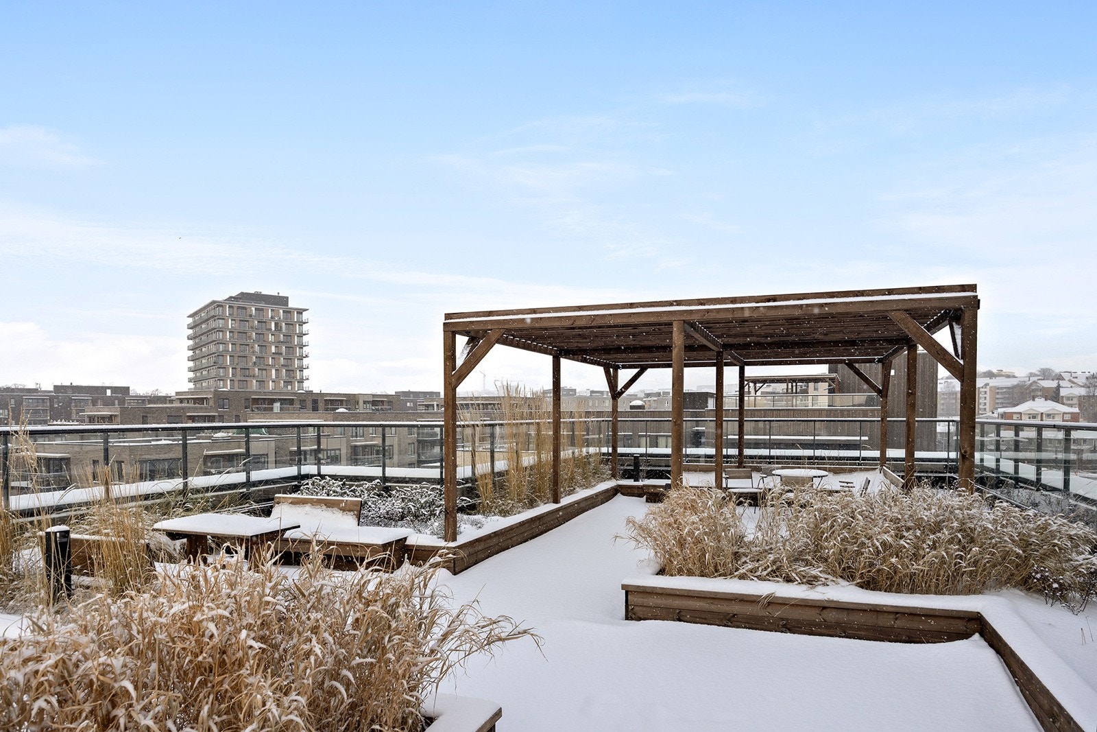 Nydelig felles takterrasse med pergola og sittegrupper Galleribilde