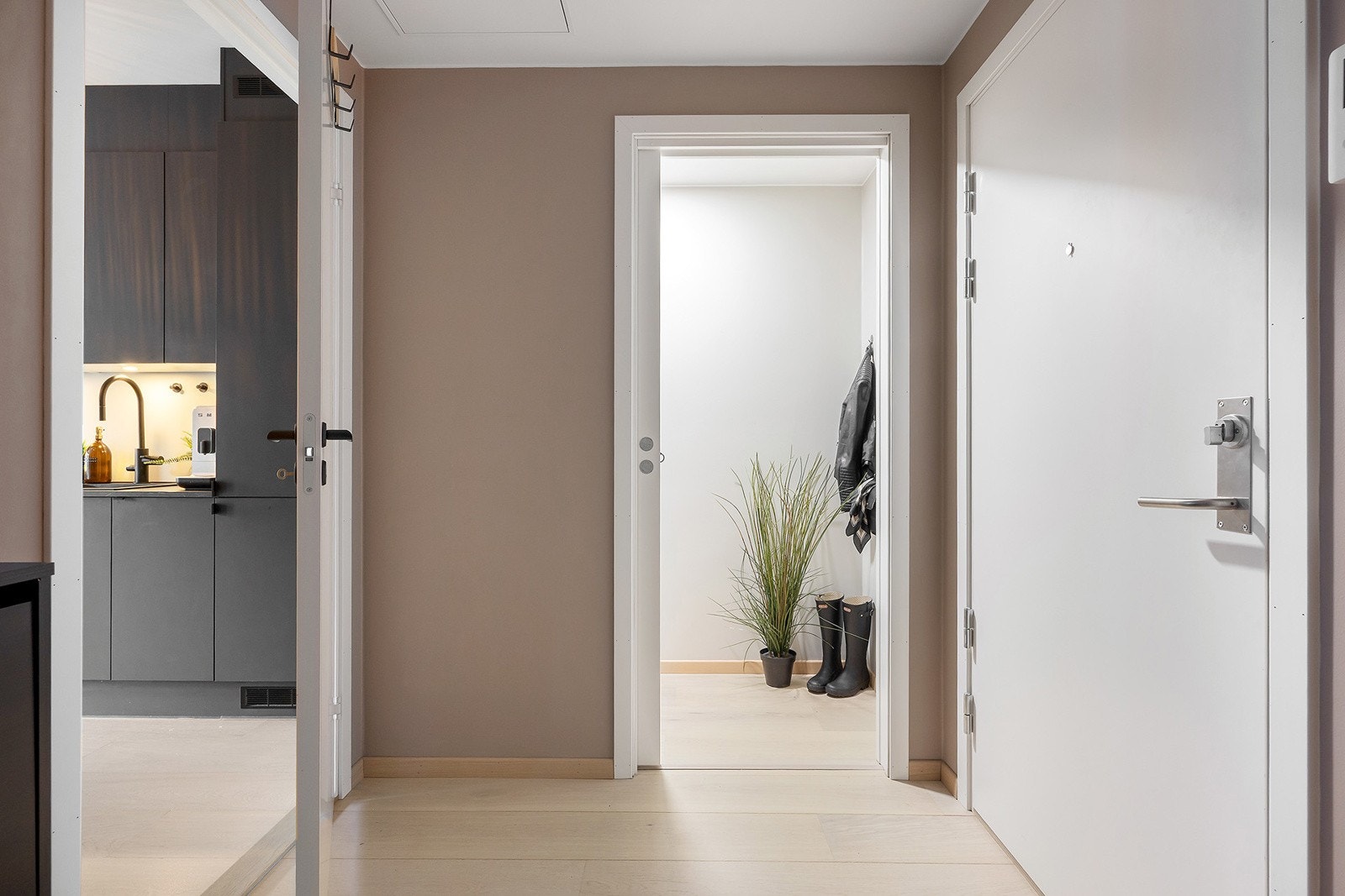 Fra entré er det adkomst til pratisk innvendig bod Galleribilde