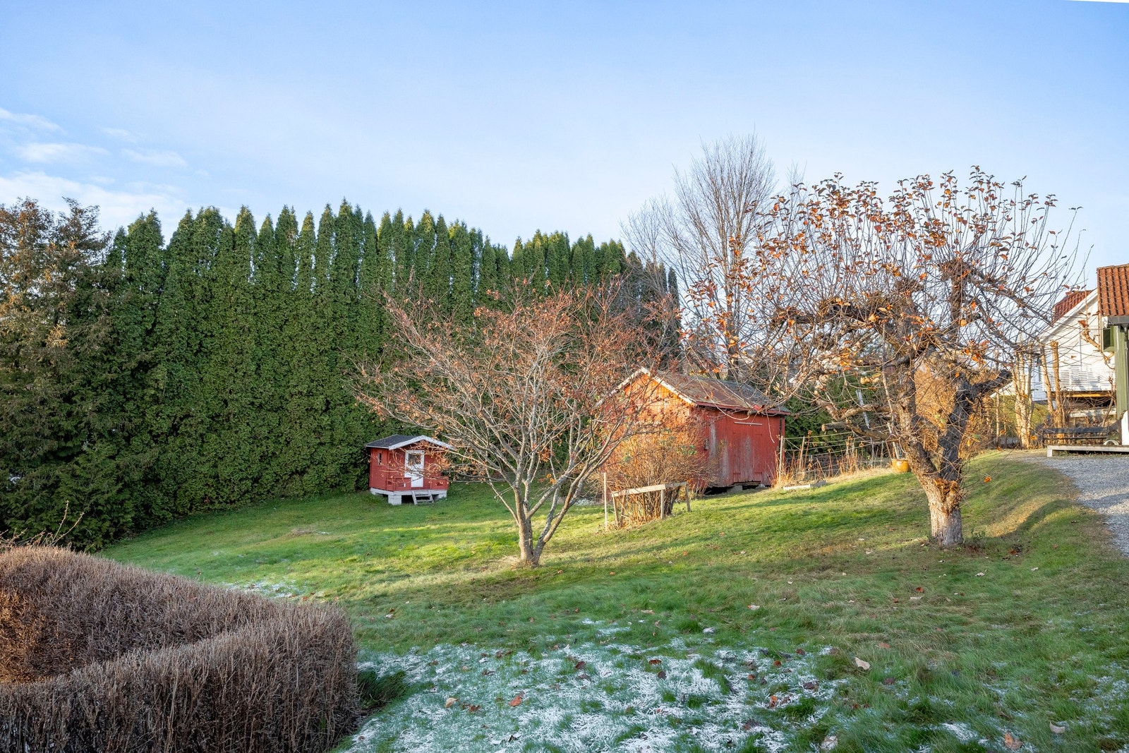 I hagen er det både en lekestue og et uthus. Galleribilde