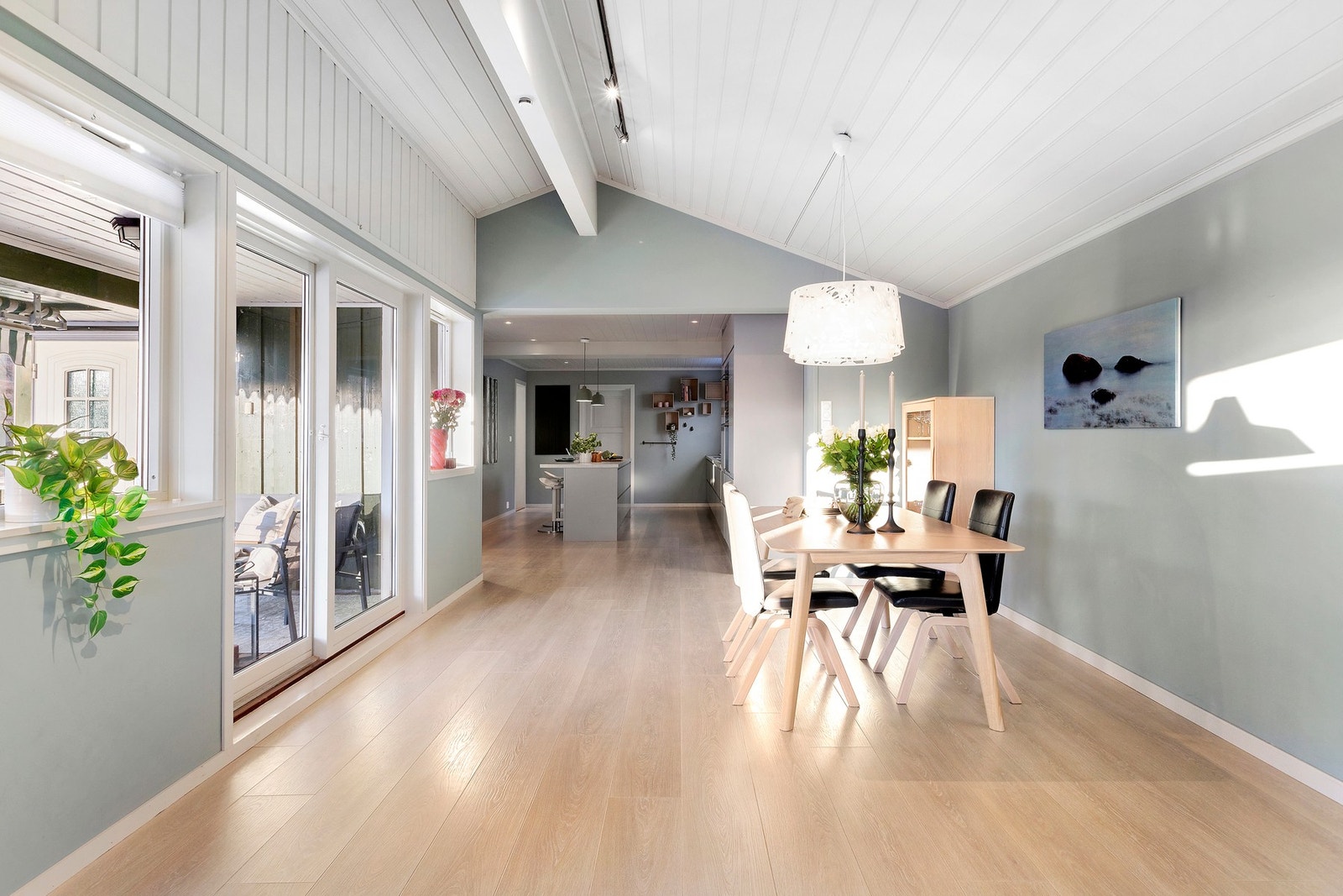 Spisestuen er naturlig plassert ved kjøkkenet. Galleribilde