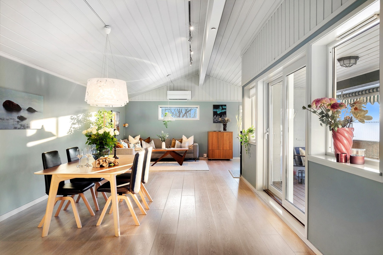 Den lyse stuen lar seg enkelt møblere med både sofagruppe og spisestue. Galleribilde