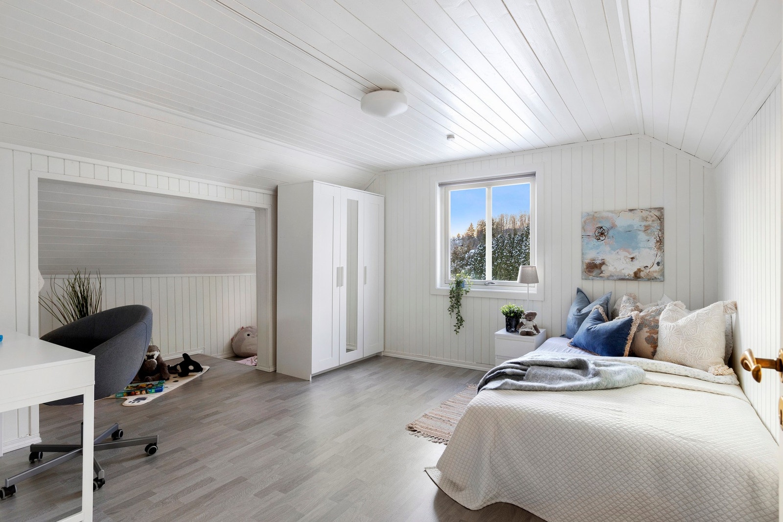 Soverommene har god plass til både seng, skrivebord og garderobeskap. Galleribilde