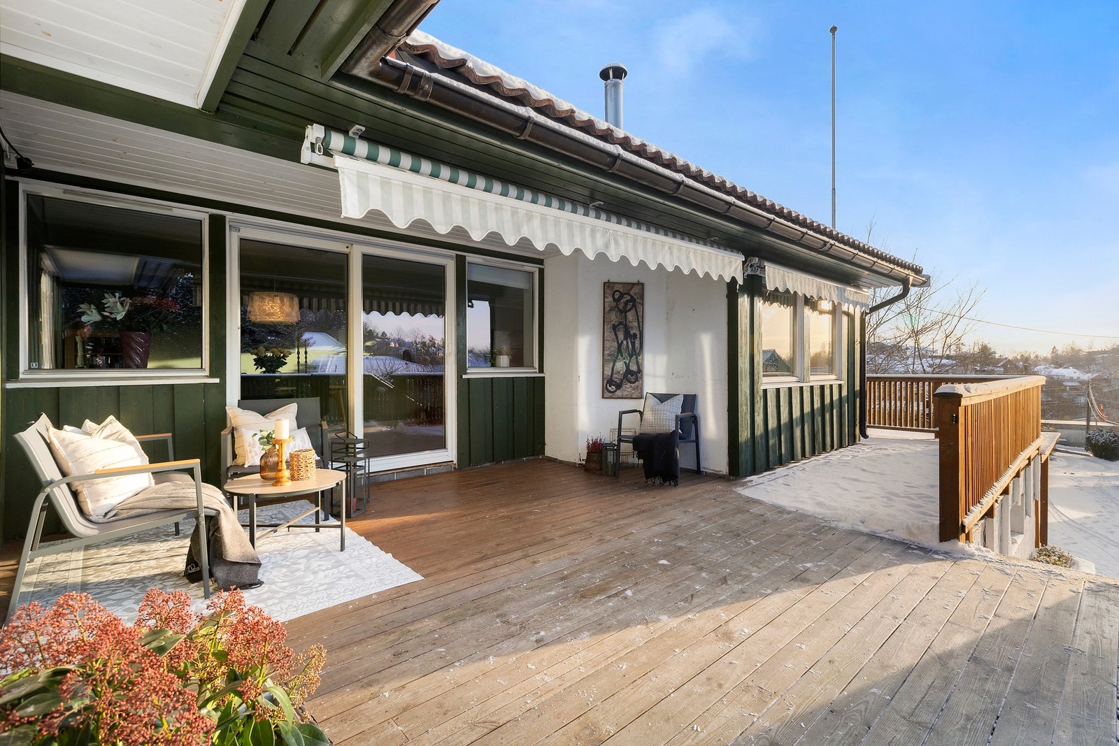 Ved inngangspartiet er den en romslig delvis overbygget terrasse. Galleribilde