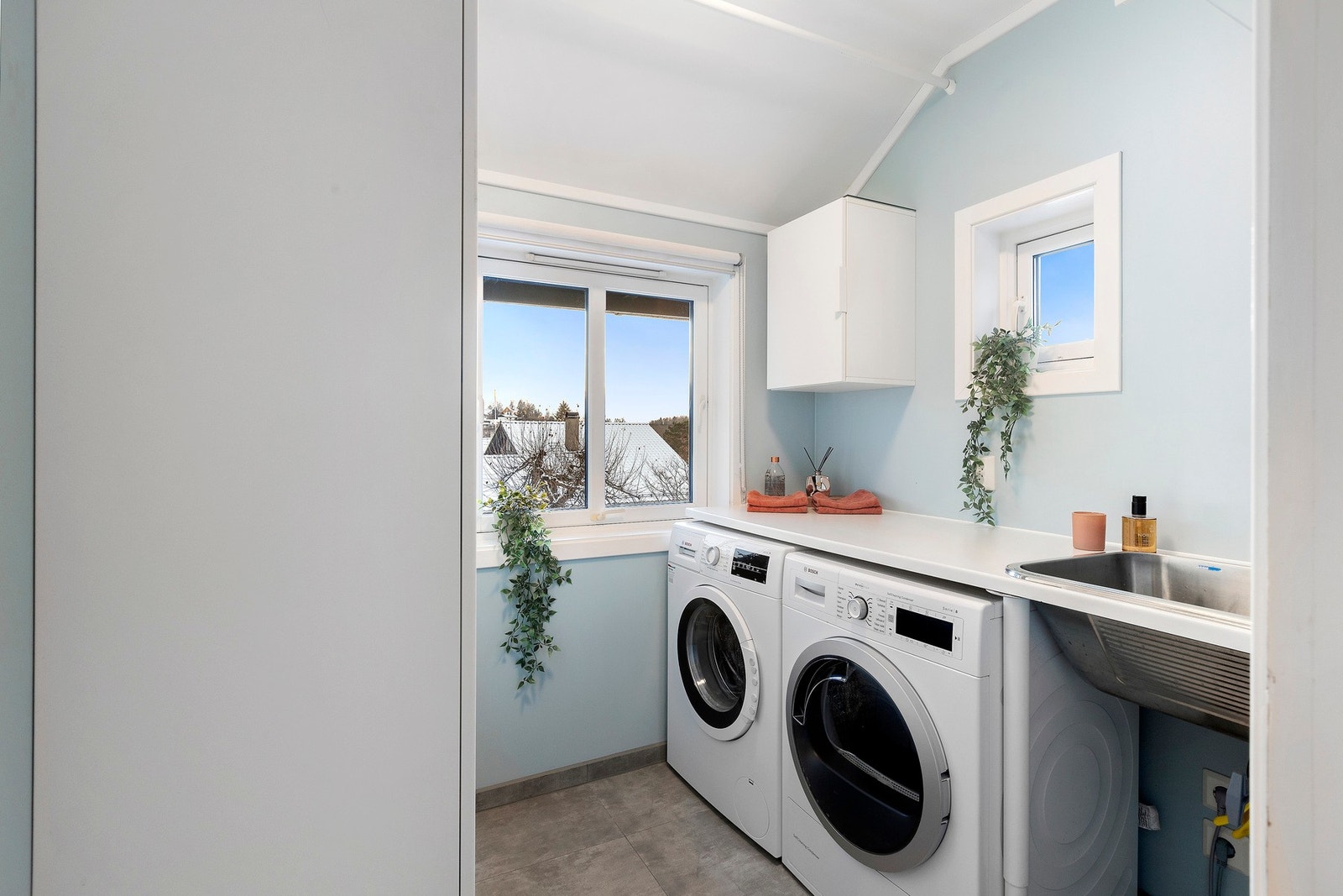 Eget vaskerom står høyt på de fleste barnefamiliers ønskeliste. Her er det plass til å både sortere, brette og tørke klær. Galleribilde