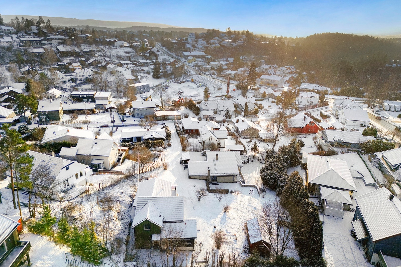 Eiendommen ligger tilbaketrukket øverst i en stille stikkvei. Galleribilde