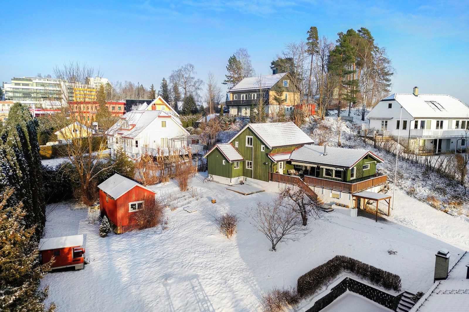 Eneboligen har rolig og tilbaketrukket beliggenhet innerst i en blindvei. Den er opprinnelig oppført i 1908 med tilbygg fra 2000. Galleribilde