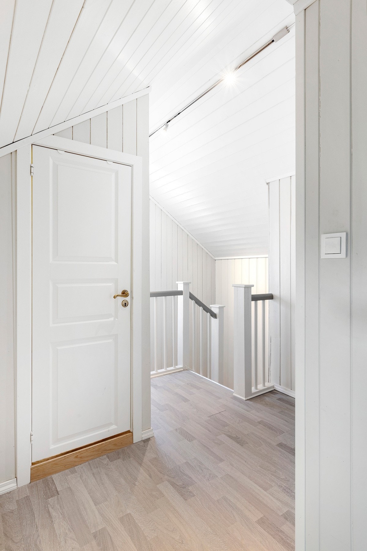 Oppe i 2. etasje møter vi et trapperom/hall. Galleribilde