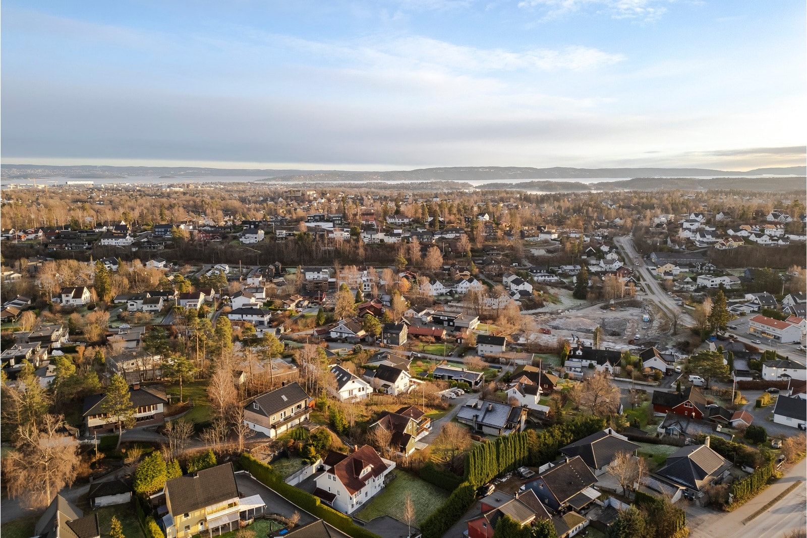 Det er kort vei til offentlig kommunikasjon (2 min til buss og 10 min til t-bane) Galleribilde