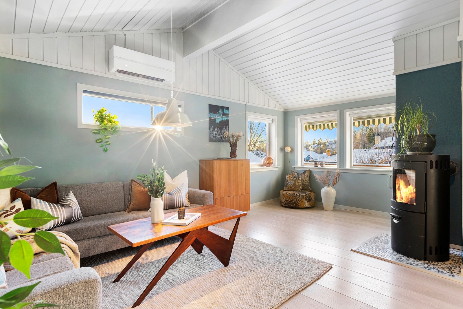Stuen har både peisovn og varmepumpe. Galleribilde