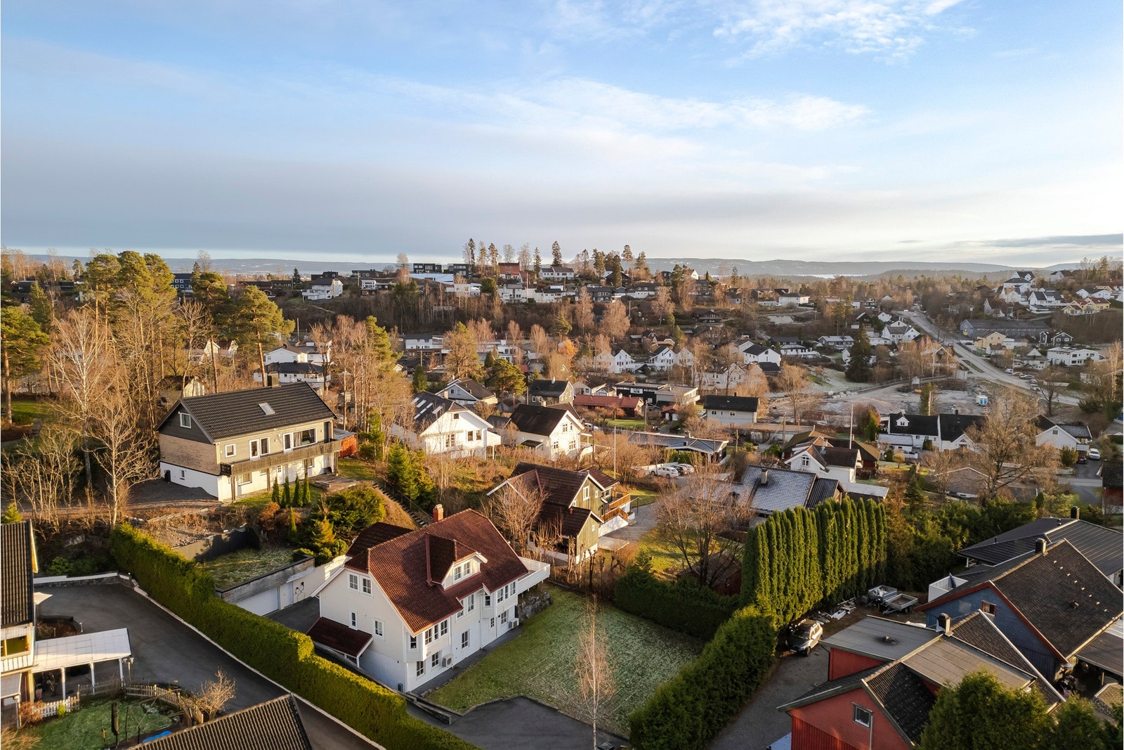 Boligen ligger i et barnevennlig og veletablert område. Galleribilde